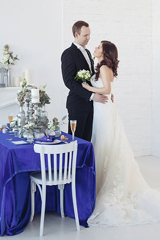 свадьба индиго с серебром, жених и невеста