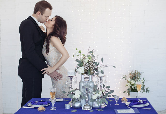 свадьба индиго с серебром, жених и невеста