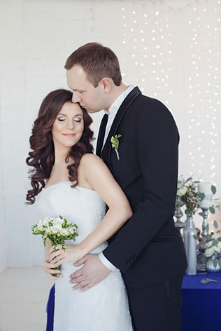 свадьба индиго с серебром, жених и невеста