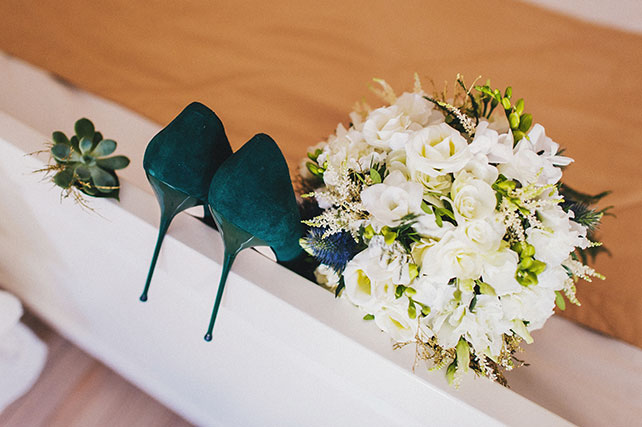 Ирландская свадьба Инны и Анатолия, зеленые туфли невесты, букет невесты