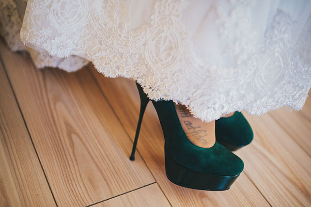 Белое платье и зеленые туфли