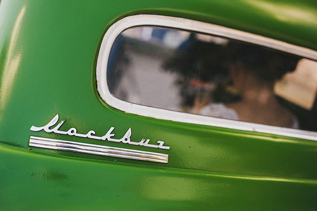 Ирландская свадьба Инны и Анатолия, ретро-автомобиль зеленого цвета