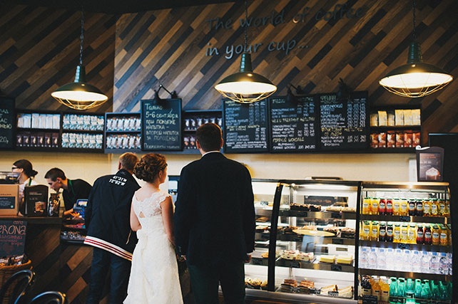 Ирландская свадьба Инны и Анатолия, фотосессия жениха и невесты в кофейне