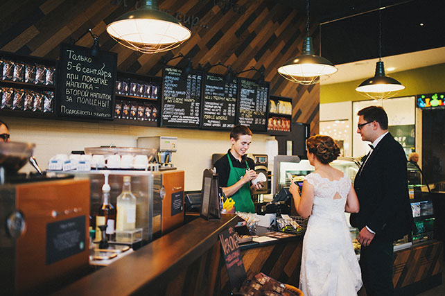 Ирландская свадьба Инны и Анатолия, фотосессия жениха и невесты в кофейне