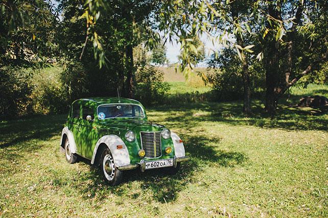 Ирландская свадьбы Инны и Анатолия, фотосессия жениха и невесты около ретро-автомобиля