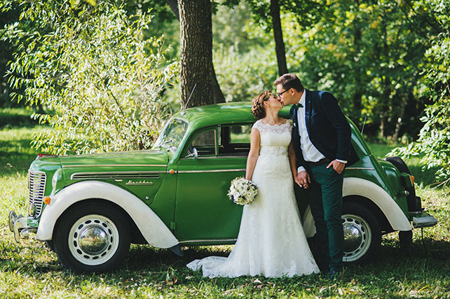 Ирландская свадьбы Инны и Анатолия, фотосессия жениха и невесты около ретро-автомобиля