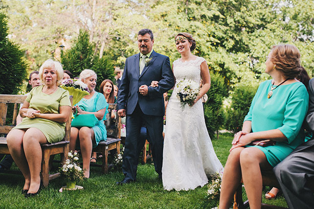 Ирландская свадьбы Инны и Анатолия, невеста с отцом идёт по проходу к арке