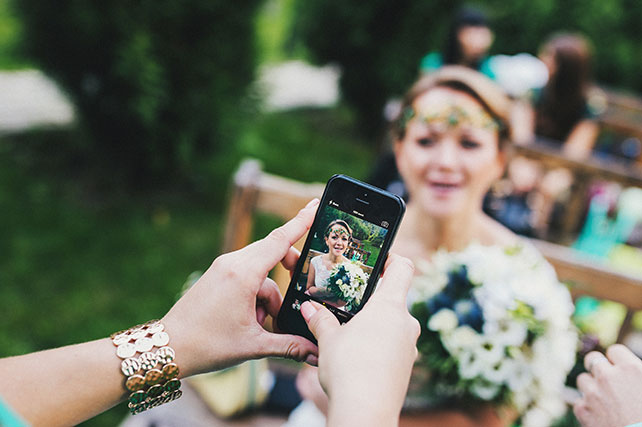 Ирландская свадьба Инны и Анатолия, гости фотографируют невесту на телефон