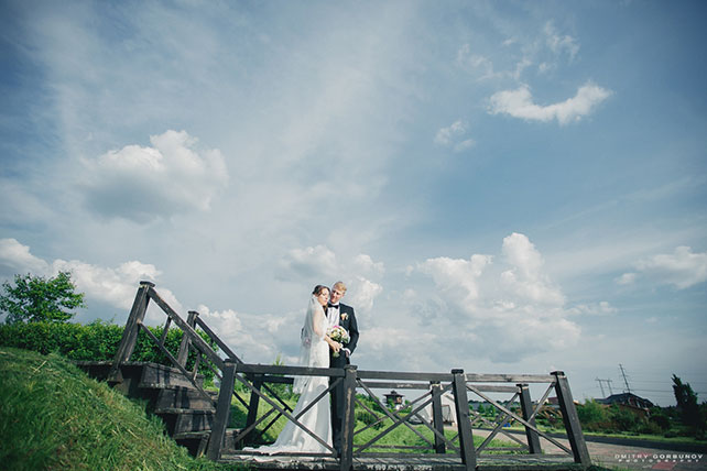 жених и невеста на фоне неба