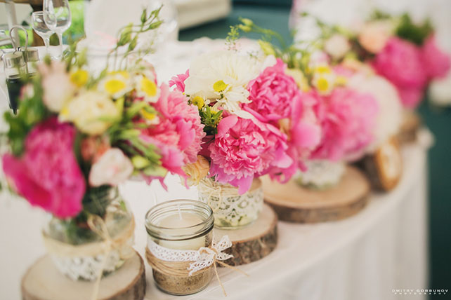 вазочки на столах из стеклянных банок