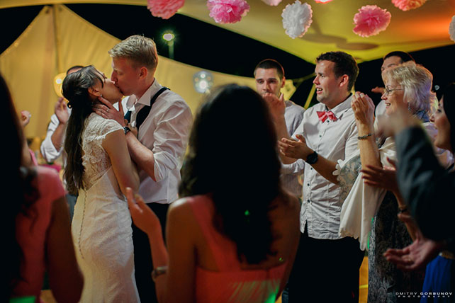 жених и невеста танцуют с гостями