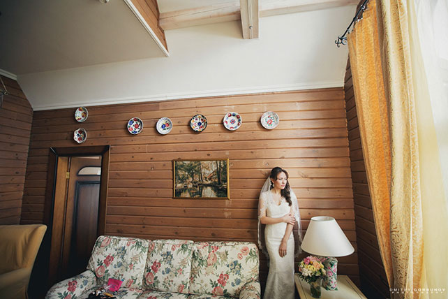 невеста в номере гостиницы