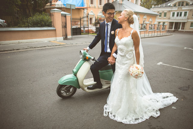 Италия в центре Москвы, жених с невестой на мотороллере