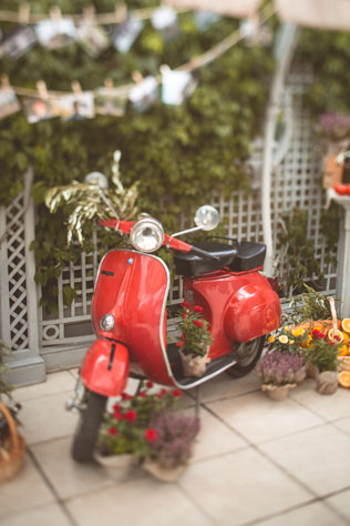 Италия в центре Москвы, красный мотороллер