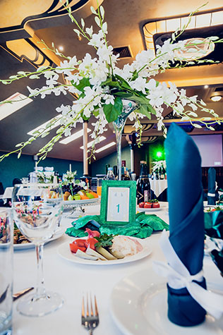 изумрудная свадьба, цветочная композиция из фрезии