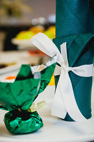изумрудная свадьба, зелены салфетки, бонбоньерки