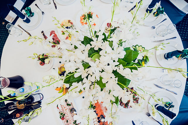 изумрудная свадьба, цветочная композиция из фрезии