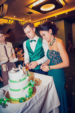 изумрудная свадьба, жених и невеста режут торт