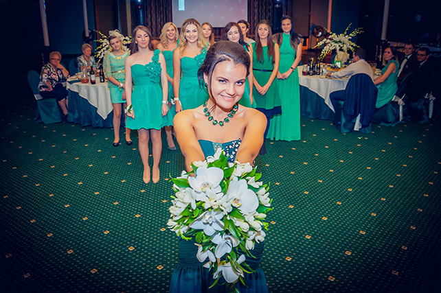 изумрудная свадьба, невеста бросает букет