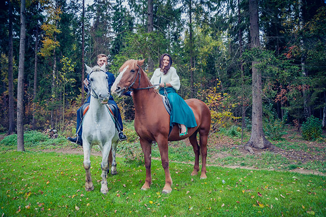 изумрудная свадьба, жених и невеста верхом