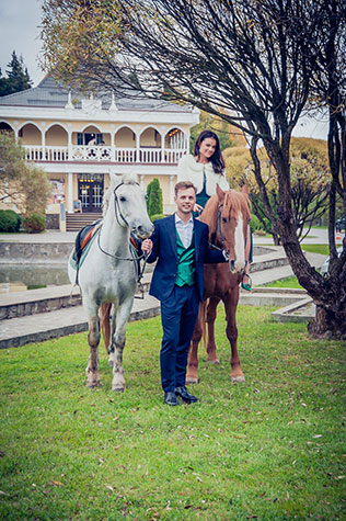 изумрудная свадьба, жених и невеста верхом