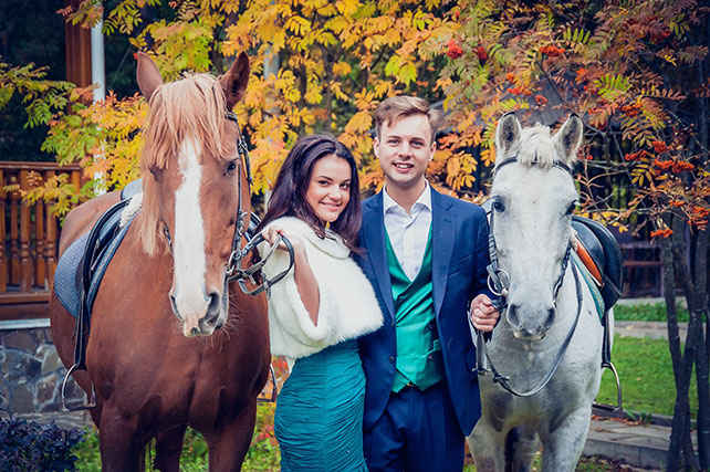 изумрудная свадьба, жених и невеста верхом