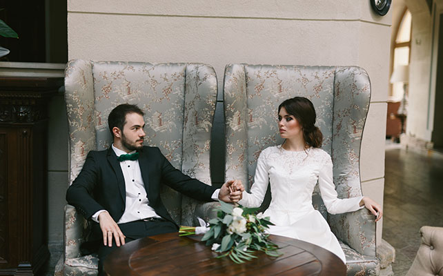 С любовью к семейным традициям, изумрудная свадьба Анны и Антона, жених и невеста сидят в креслах 