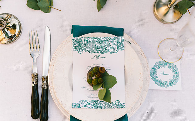 С любовью к семейным традициям, изумрудная свадьба Анны и Антона, сервировка банкетного стола