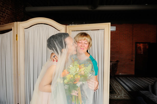 Изящная свадьба в стиле Прованс, невеста с мамой