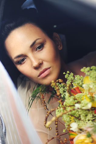 Изящная свадьба в стиле Прованс, невеста с букетом