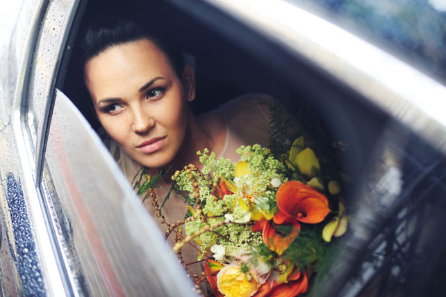 Изящная свадьба в стиле Прованс, невеста в автомобиле