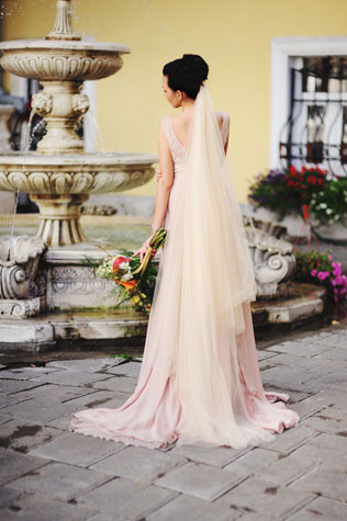 Изящная свадьба в стиле Прованс, невеста у фонтана