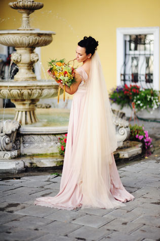Изящная свадьба в стиле Прованс, невеста с букетом цветов