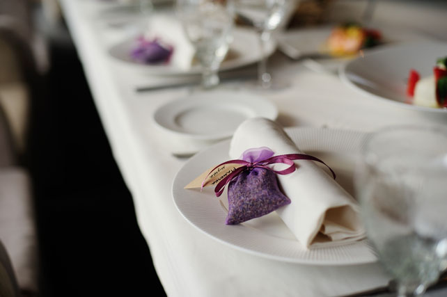 Изящная свадьба в стиле Прованс, сервировка свадебного стола