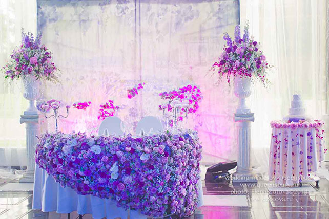 живые цветы в декоре свадебного стола, Юлия и Дмитрий: шикарная классическая свадьба с венчанием