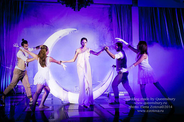 невеста поёт песню для жениха на свадьбе, Юлия и Дмитрий: шикарная классическая свадьба с венчанием