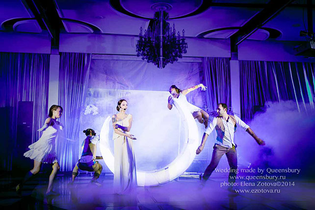 невеста поёт песню для жениха на свадьбе, Юлия и Дмитрий: шикарная классическая свадьба с венчанием