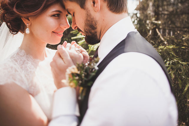 Книжная история, жених держит руки невесты