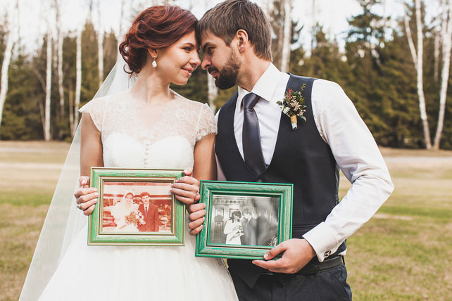 Книжная история, жених и невеста держат фотографии родителей