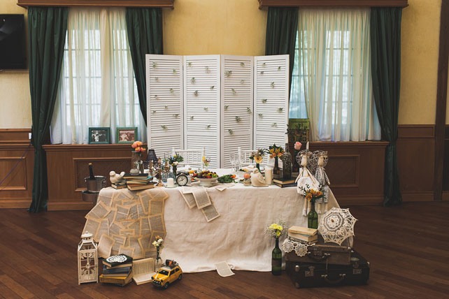 Книжная история, стол молодоженов