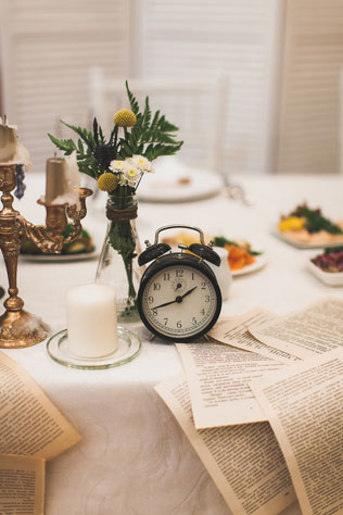 Книжная история, детали декора: часы 