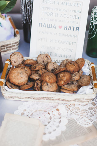 Книжная история, стол закусок