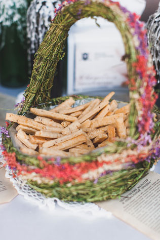 Книжная история, стол закусок