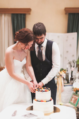 Книжная история, разрезание свадебного торта