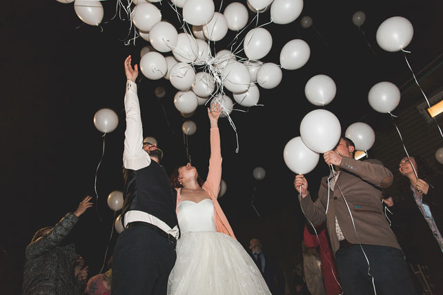 Книжная история, жених и невеста отпускают воздушные шары