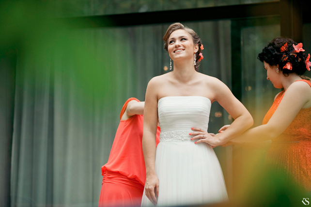 Подружки одевают невесту