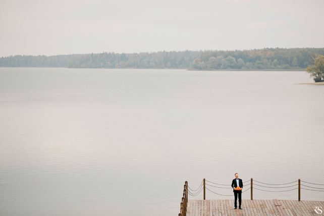 Жених на берегу реки