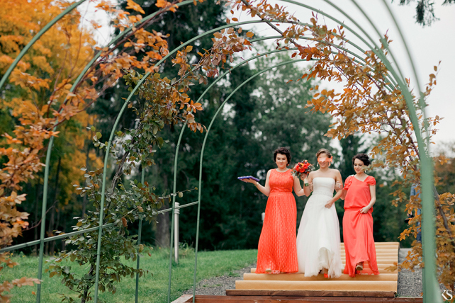 Подружки ведут невесту