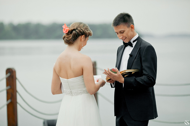 Жених и невеста читают клятвы