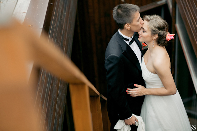 Жених и невеста на лестнице